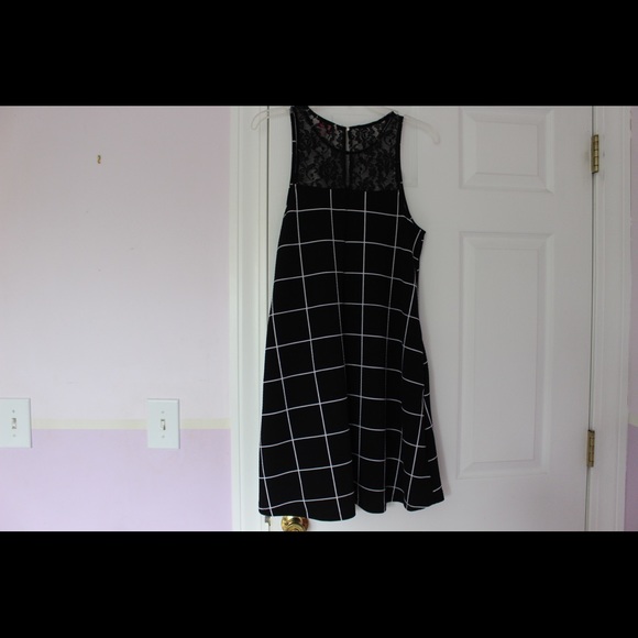 Black and White Sleeveless Dress - Picture 4 of 6